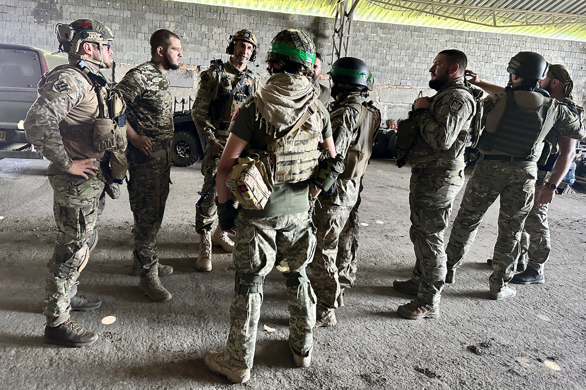 Брат мера Києва Володимир Кличко відвідав передові позиції захисників на сході України та передав бійцям найнеобхідніше