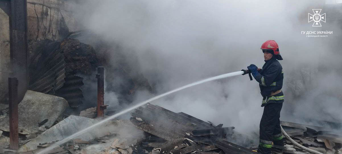 Пожежа в колишньому підприємстві на Вінниччині: Рятувальники борються з полум'ям на площі 80 кв.м