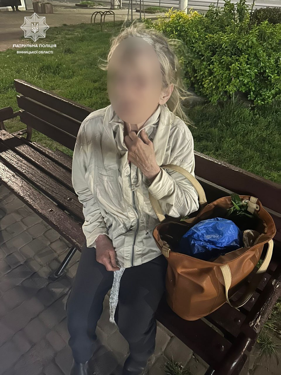 Вінницькі патрульні допомогли дістатись додому жінці літнього віку, яка загубилась 