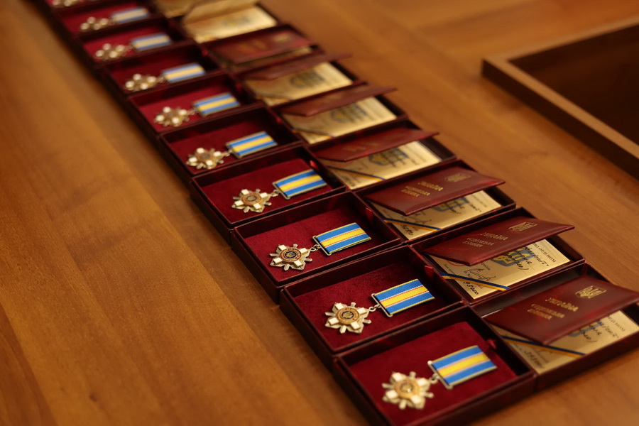 Вінницька ОВА вшанувала пам'ять загиблих захисників, вручивши родинам почесні нагороди