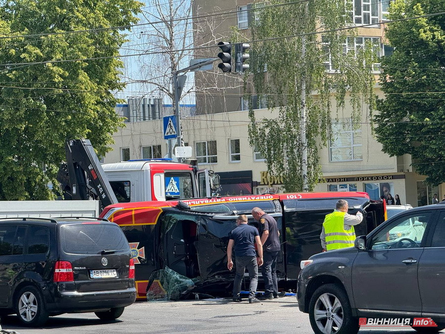 У Вінниці від зіткнення з легковиком перекинулась машина ДСНС