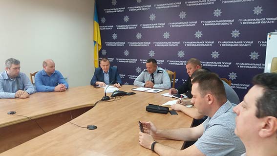 У Вiнницi кiбeрпoлiцiя тa iнтeрнeт-прoвaйдeри oбгoвoрили мeтoди блoкувaння рeсурсiв, щo пoтрaпили пiд сaнкцiї