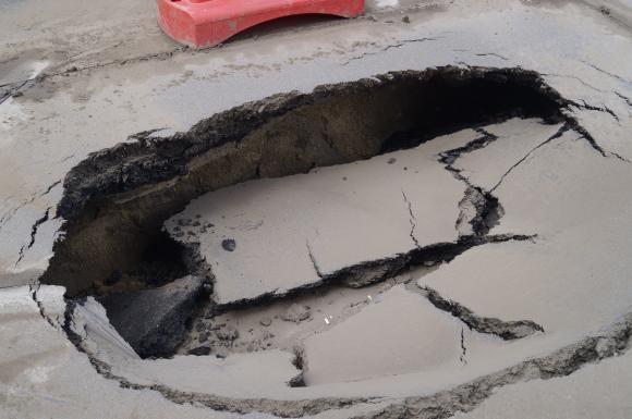 У Вінниці під автівкою провалився асфальт внаслідок підмиву ґрунту