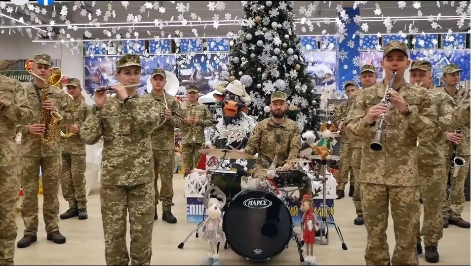 Військові ЗСУ привітaли укрaїнців з Різдвом відомою різдвяною композицією «Щедрик» (ВІДЕО) 