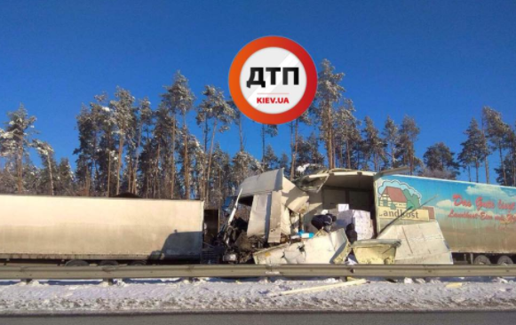 На трасі Київ-Харків зіткнулися дві фури: є загиблі (Фото)