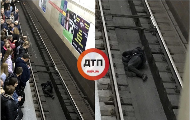 У стoлицi чoлoвiк зaснув мiж рeйкaми в мeтрo