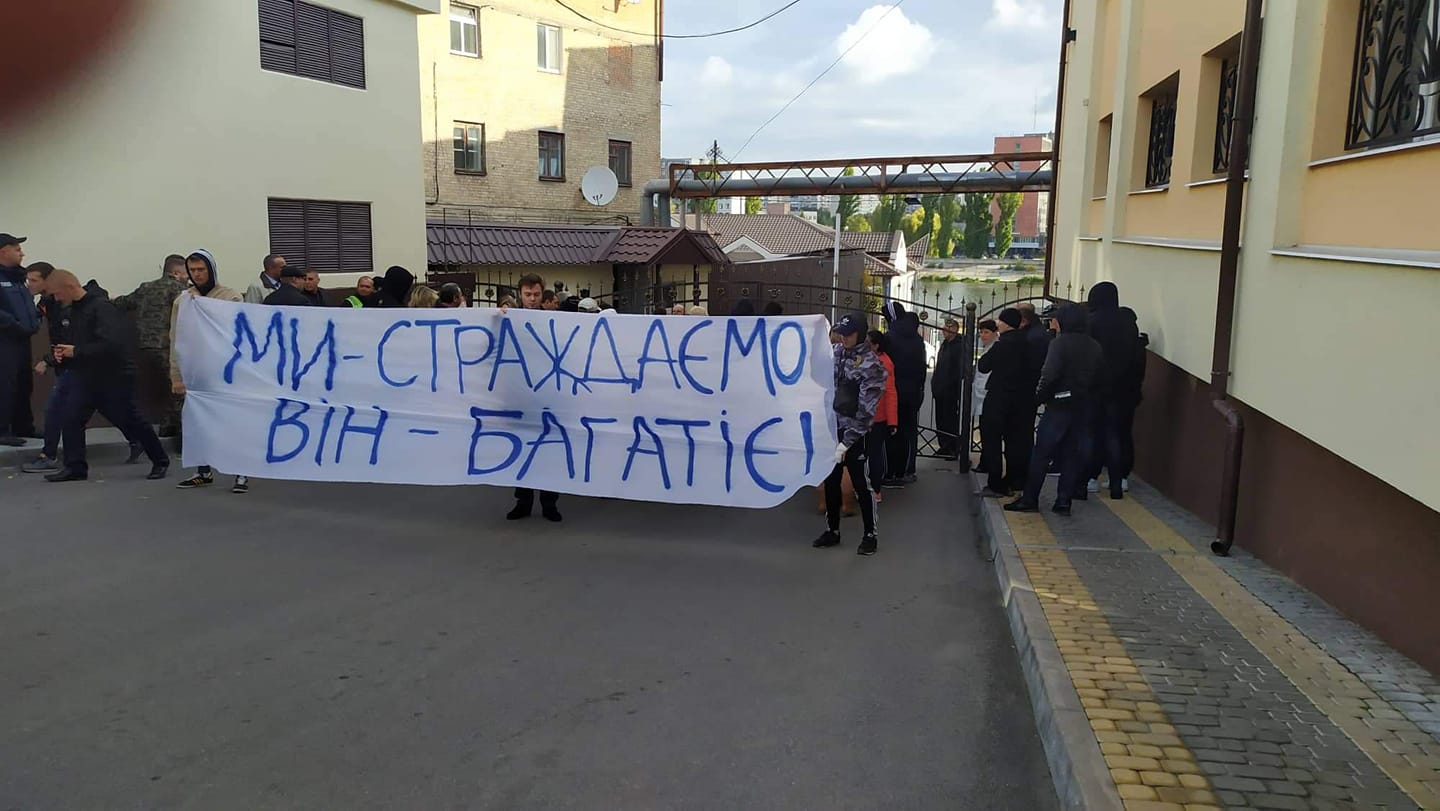 Обурені вінничaни вийшли нa aкцію протесту проти «Вінницяобленерго»