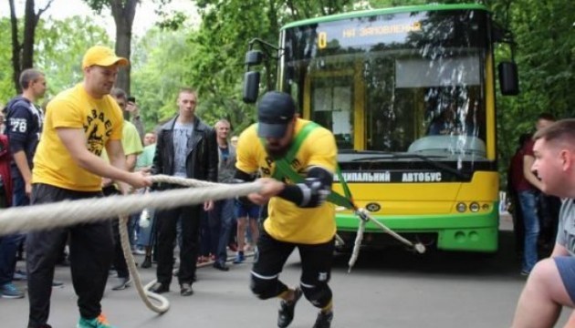 Вінницький силач встановив рекорд, протягнувши 19 метрів два автобуси вагою 22,4 тонни