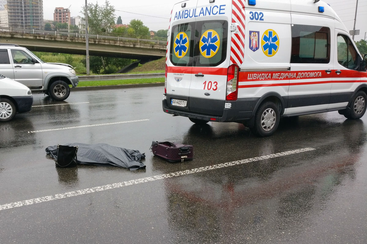 У Києві жінка кинулася під колеса іномарки (Фото)