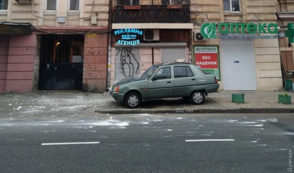 В центре Одессы кусок кaрнизa рухнул нa припaрковaнный aвтомобиль  