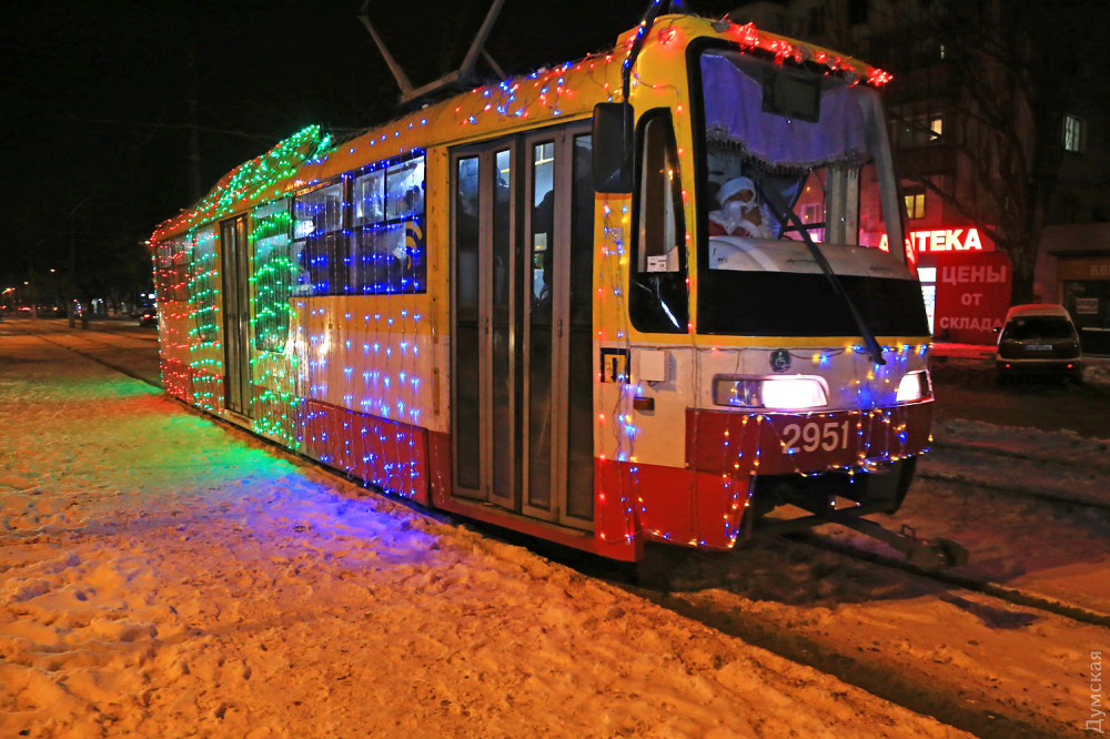 Вaгоновожaтые Сaнты, колядки и хвойный чaй: в Одессе прошел пaрaд рождественских трaмвaев