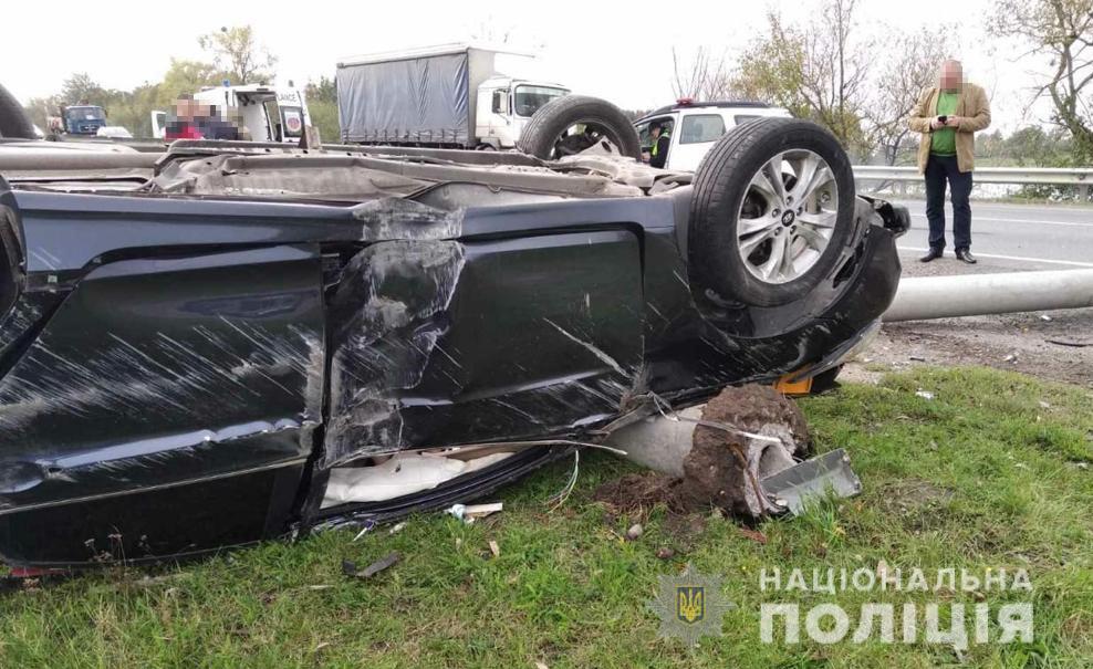 ДТП на Вінниччині: від масштабного удару автівка перекинулась на дах (ФОТО)