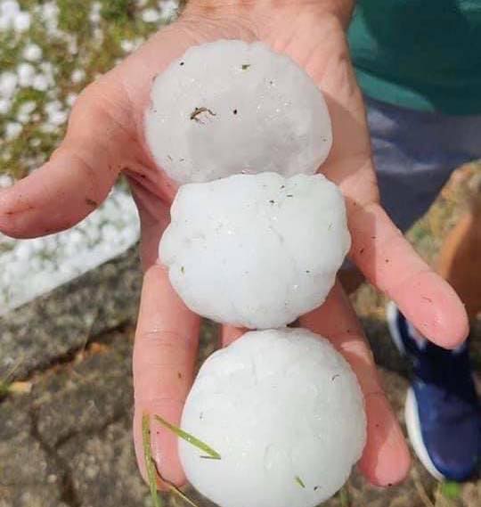 В Італії випав гігантський град. Пошкоджено сотні автомобілів і будинків, є постраждалі