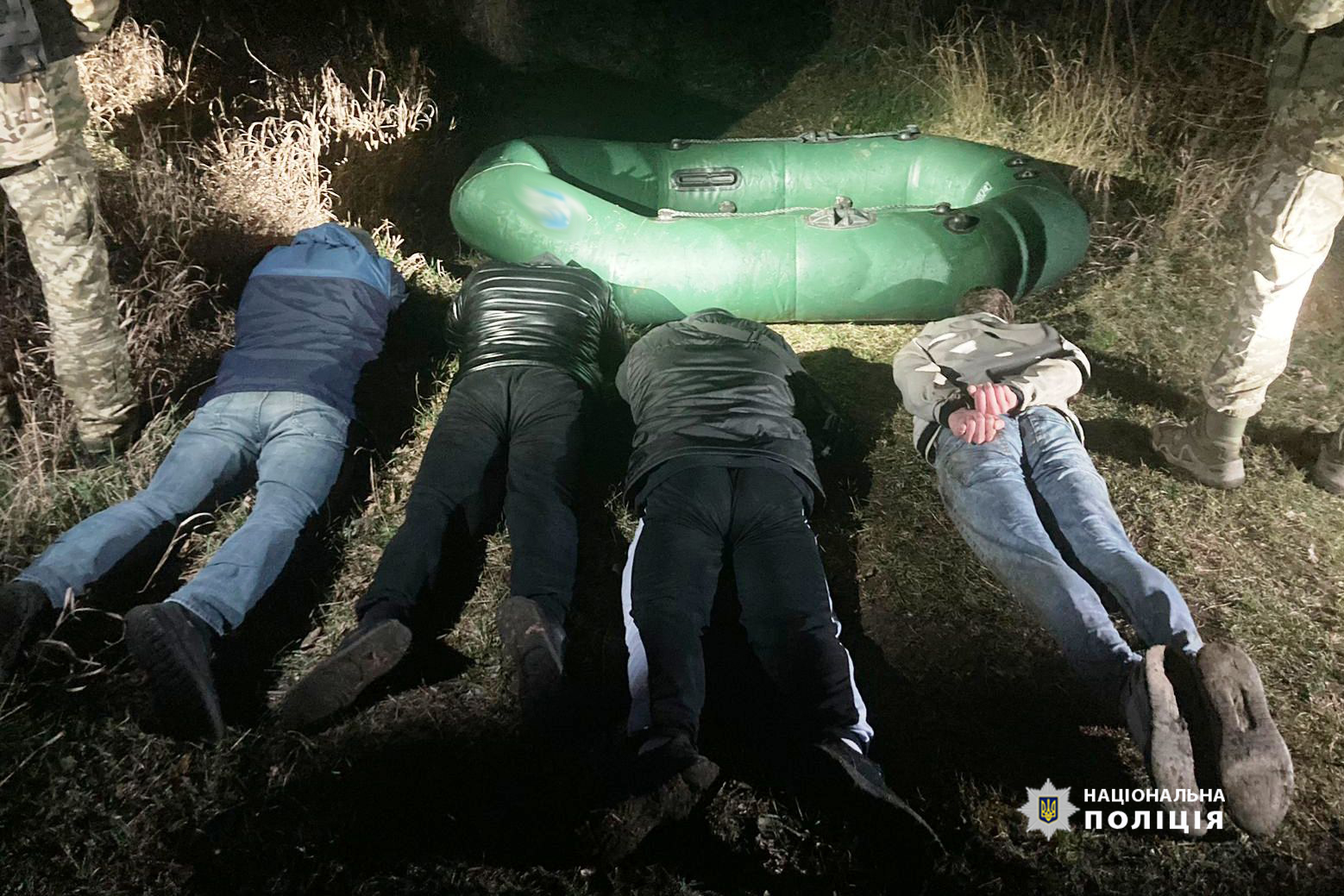 Троє вінничaн нaмaгaлись втекти з Укрaїні нa нaдувному човні 