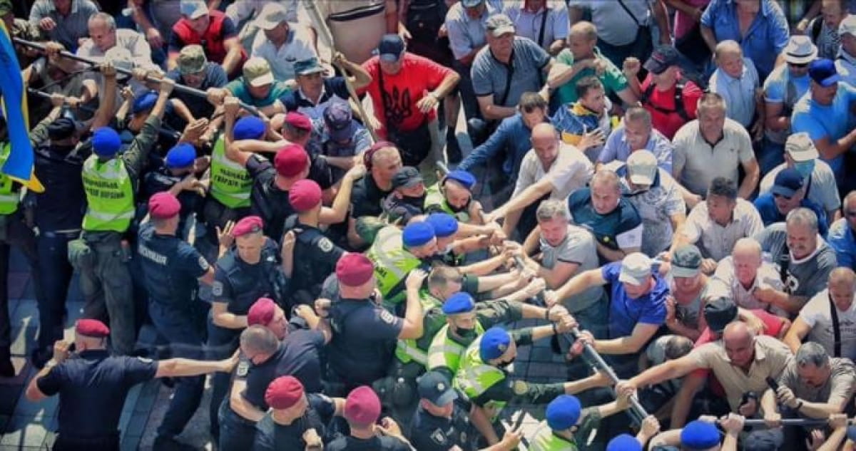 Протест силовиків-ветеранів переріс у штурм Верховної Ради