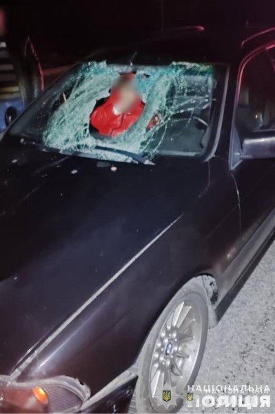 Дорожньо-транспортна пригода сталась 29 березня поблизу с. Дорожнє Вінницького району. За попередньою інформацією слідства, 55-річний водій автомобіля BMW допустив наїзд на місцеву жительку, яка перетинала проїжджу частину дороги по нерегульованому пішохі