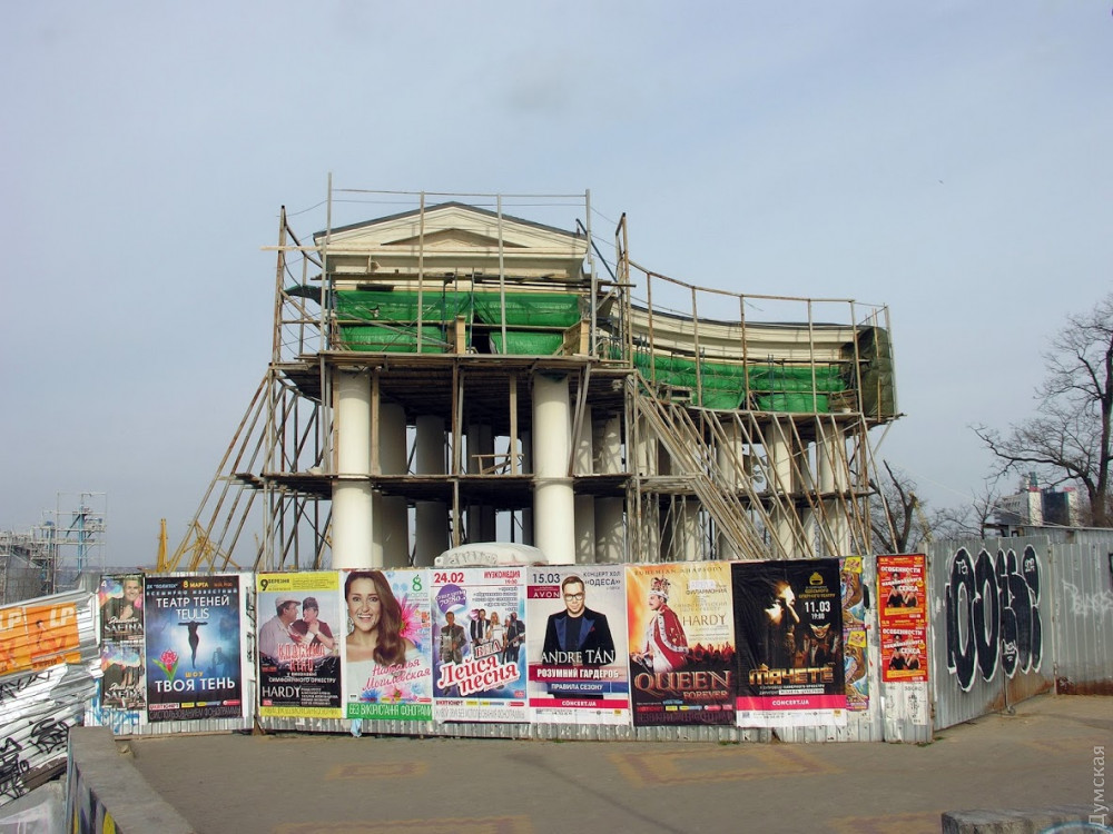 Рестaврaция Воронцовской колоннaды: новaя штукaтуркa уже сыплется из-зa непрaвильного водостокa  