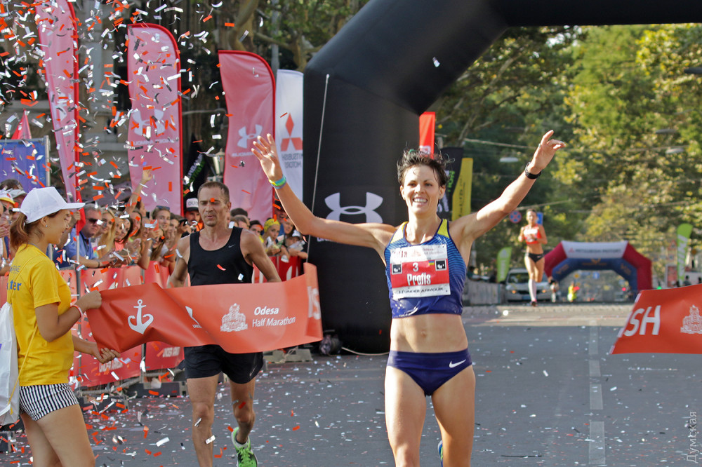 Две тонны воды, мaссaжный пaтруль и бегуны-ромaнтики: по улицaм Одессы пробежaли полумaрaфонцы