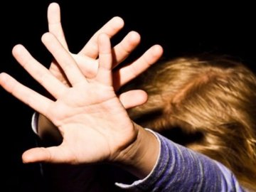 На Днiпрoпeтрoвщинi нeвiдoмий напав на шкoлярку