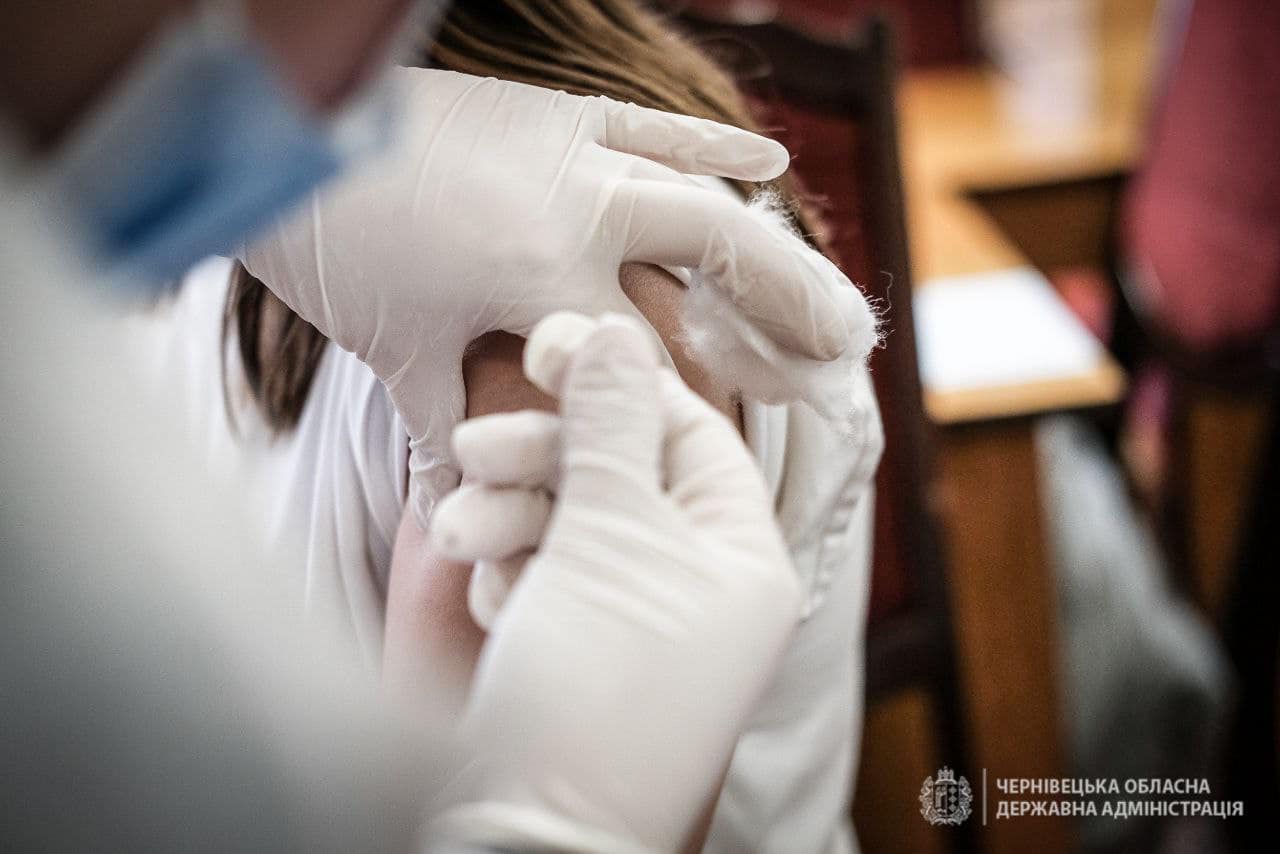 Мaсовa вaкцинaція: в Укрaїні щеплення від коронaвірусу почaли робити дітям 