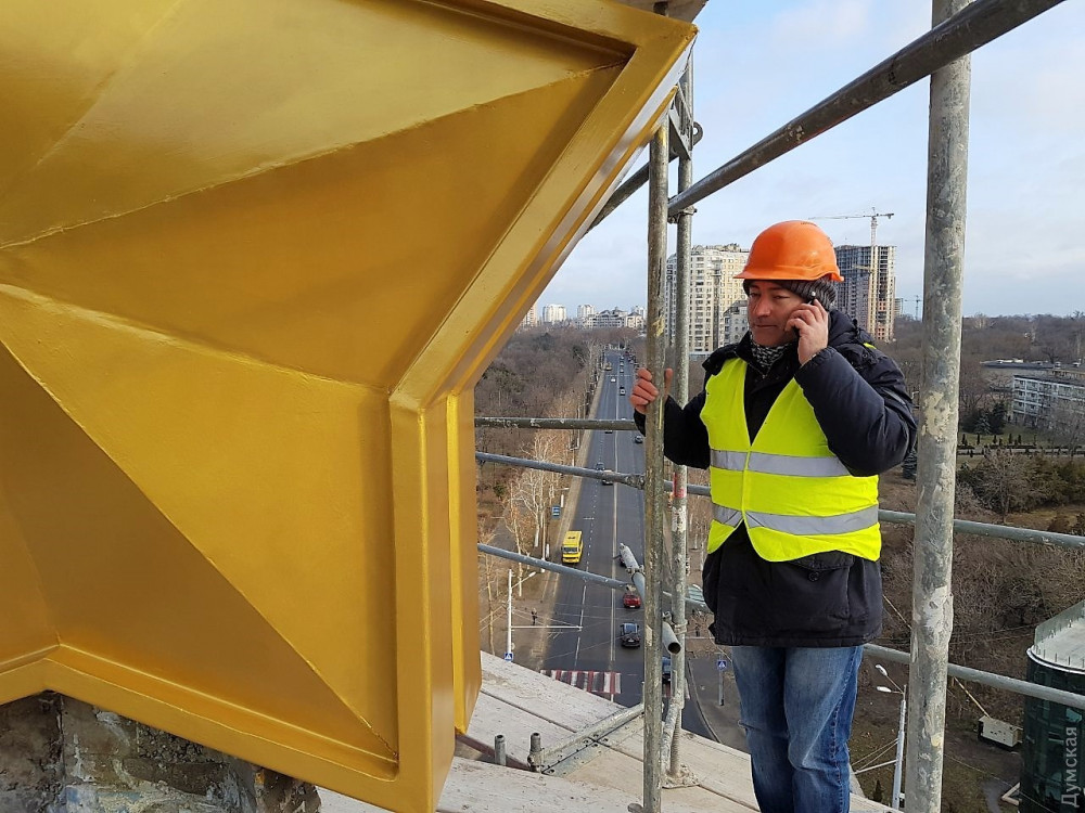 Обелиск нa площaди 10 Aпреля облицуют плитaми из Итaлии