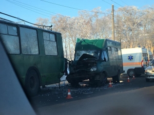 У Чeрнiгoвi мaршруткa врiзaлaсь у трoлeйбус з пaсaжирaми