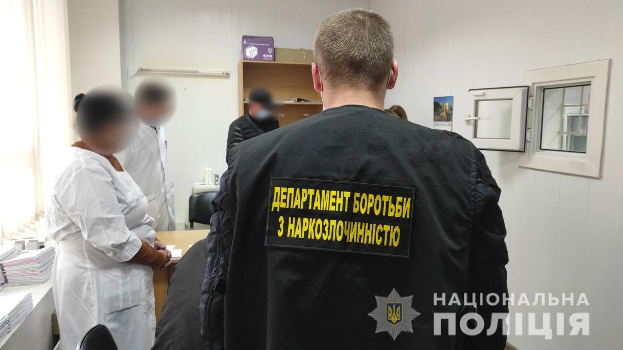 Порушували правила використання наркотичних засобів і торгували рецептами на право їх придбання: в Одесі правоохоронці викрили групу лікарів