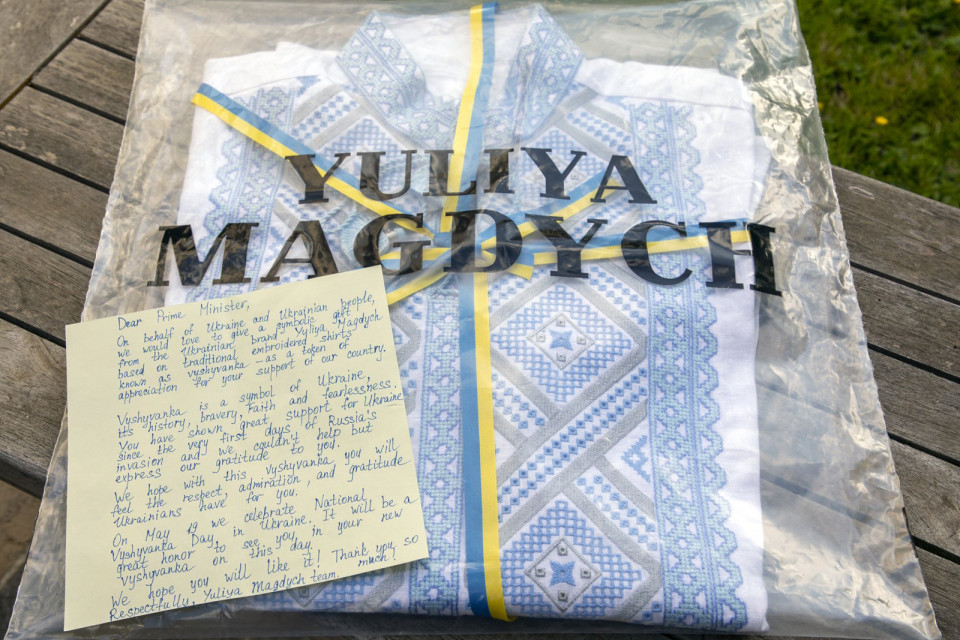 Борису Джонсону подарували дизайнерську вишиванку