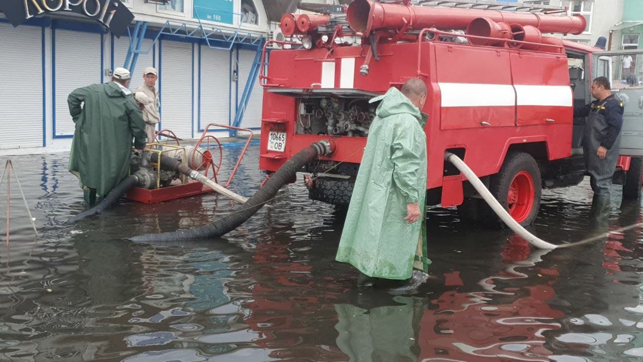 Злива підтопила вулиці Одеси та ринок «Сьомий кілометр»