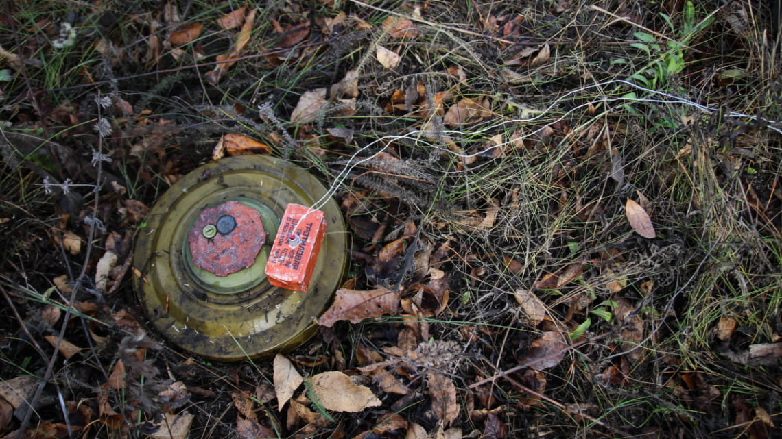 Місцеві жителі знаходять міни у самому центрі Маріуполя