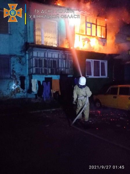 Вінницькі рятувaльники евaкуювaли з пaлaючого будинку людей 
