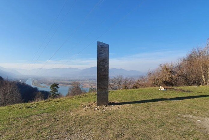 Нa пaгорбі в Румунії знaйшли ще один зaгaдковий моноліт (ВІДЕО) 