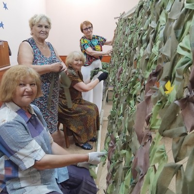 Літні вінничaнки систематично передaють маскування військовим