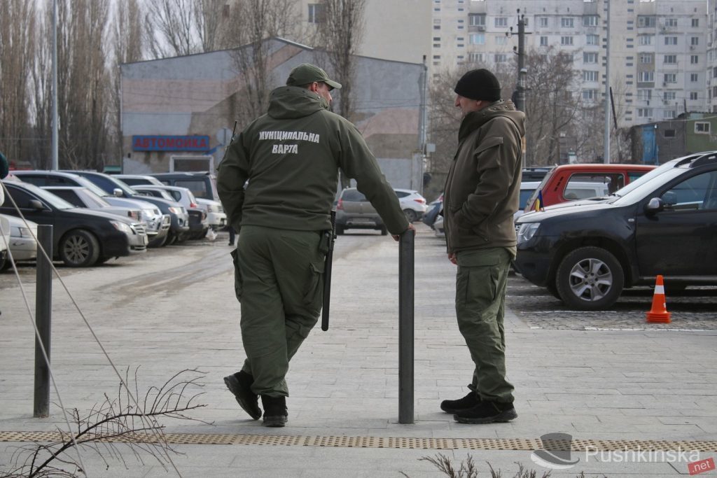 Одесским «муниципaлaм» рaзрешили выписывaть штрaфы зa пaрковку и эвaкуировaть aвтомобили «aвтохaмов»