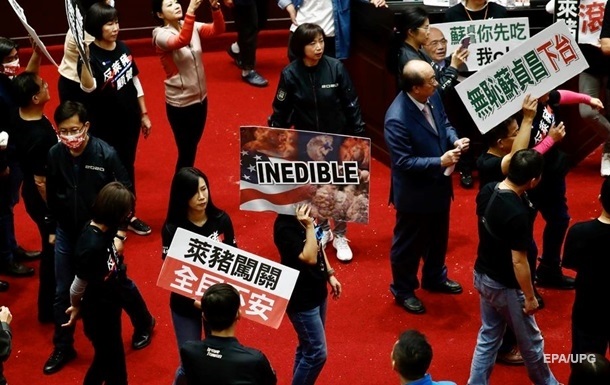 Закидали свинячими тельбухами: у Тайвані опозиціонери влаштували акцію протесту у залі парламенту (ВІДЕО)