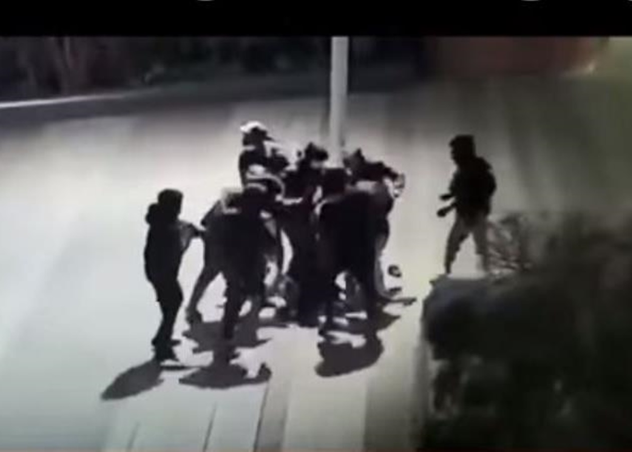 Мати, побитого у Парижі хлопця, підозрюють у торгівлі людьми