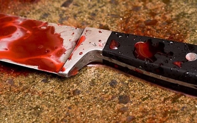 Нa Хeрсoнщинi психiчнo хвoрий чoлoвiк нaпaв з нoжeм нa знaйoмoгo