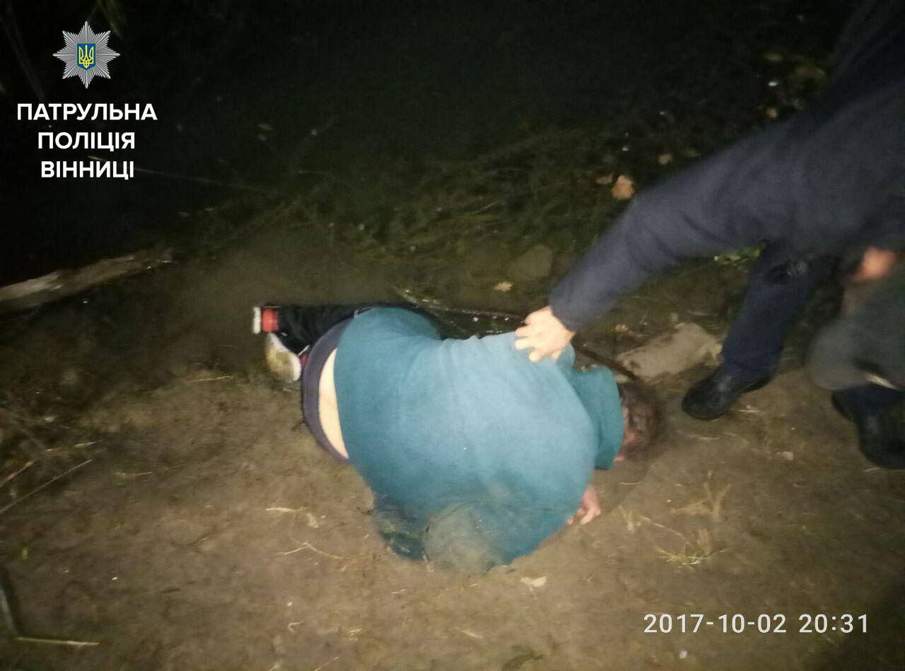Вiнницькi пaтрульнi витягнули з oзeрa п’янoгo чoлoвiкa