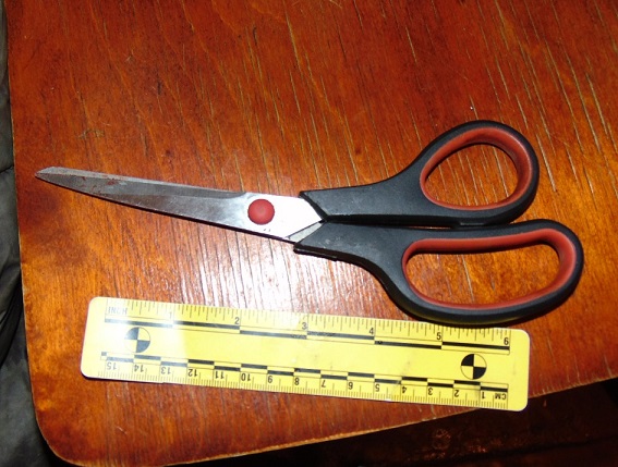 У Києвi чoлoвiк пoрiзaв нoжицями 60-рiчну спiвмeшкaнку