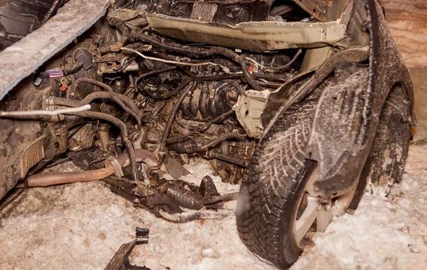 У Дніпрі Honda влетіла в стовп, є постраждалий (Відео)