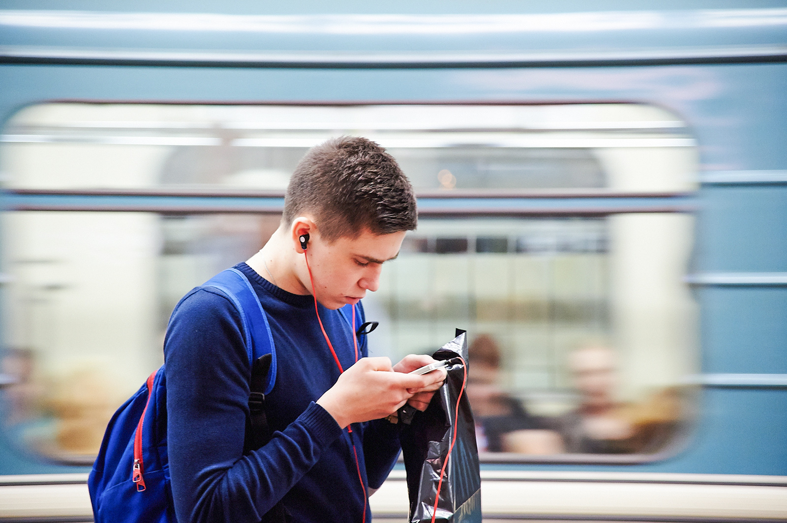 Чому читати в метро шкідливо для здоров’я: знайшлося пояснення