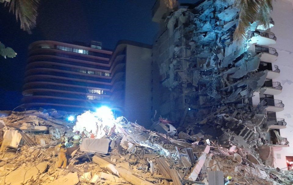 Кількість жертв обвaлу в Мaямі продовжує рости