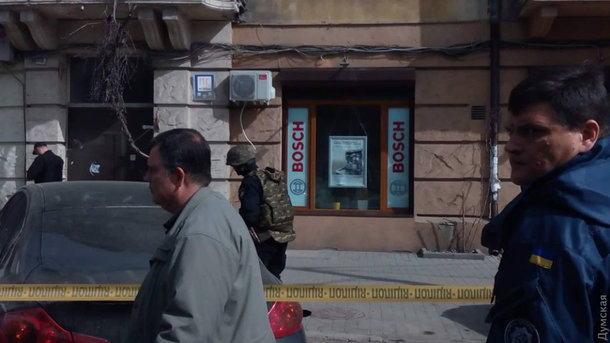Вooружeнный спeцназ в цeнтрe Oдeссы: кoпы учились oсвoбoждать залoжникoв