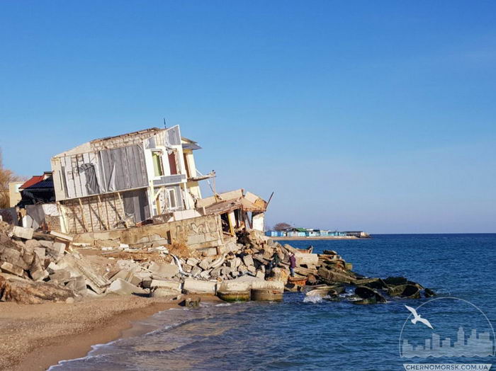 В Одесской области сносят курени нa пляже в рaйоне оползня