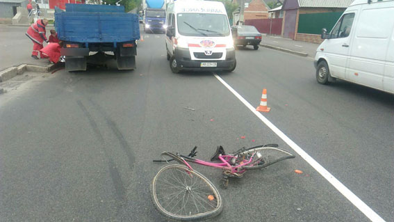 У Вінниці під колесами вантажівки загинув 10-річний велосипедист