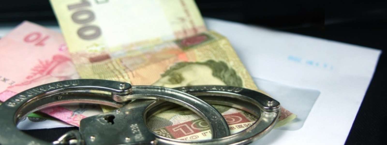 На Дніпропетровщині затримали трьох поліцейських, які вимагали хабара