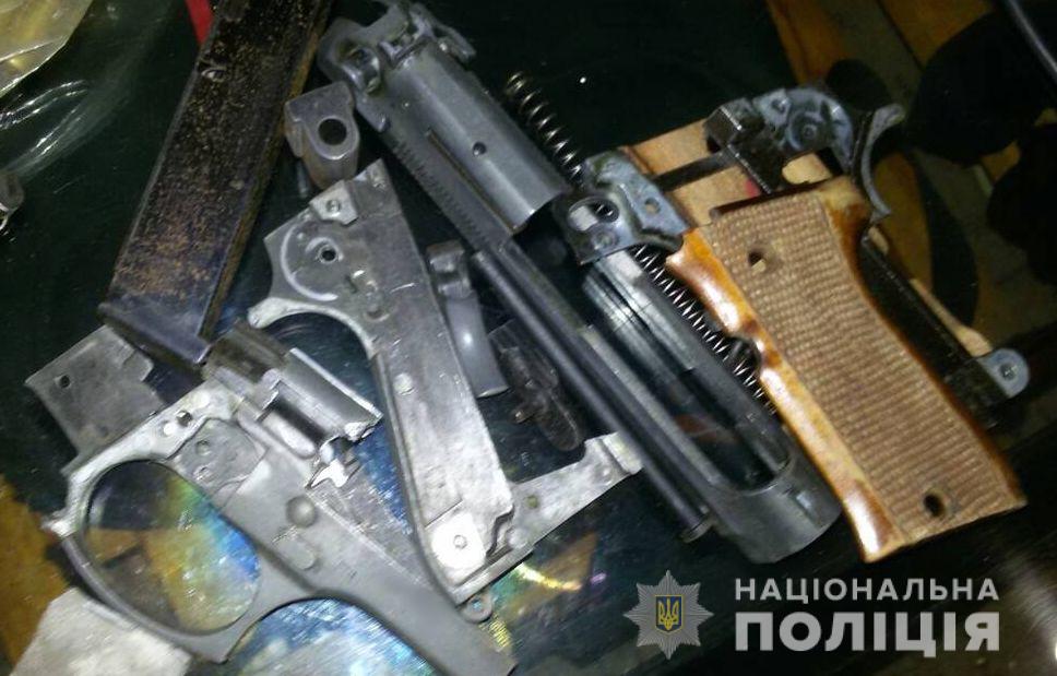 У Каховці поліція вилучила у чоловіка холодну зброю та боєприпаси