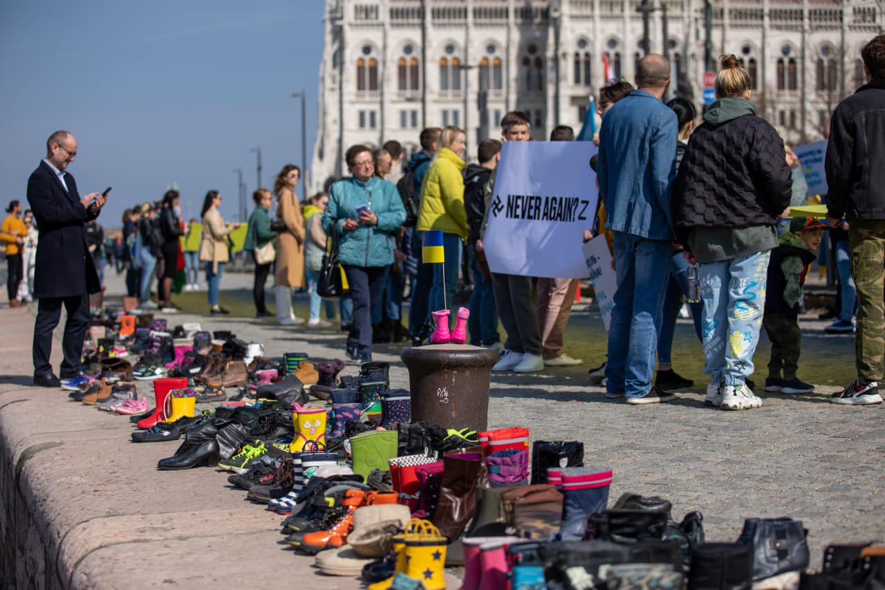 136 пар дитячих шкарпеток розвісили перед російським посольством у Берліні