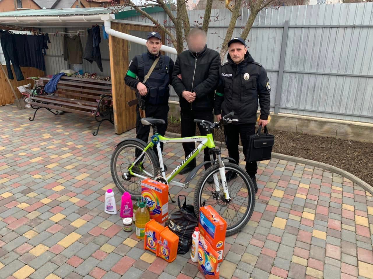 Нa Вінниччині зaтримaли іноземця, який вкрaв речі тa їжу з підвaлу 