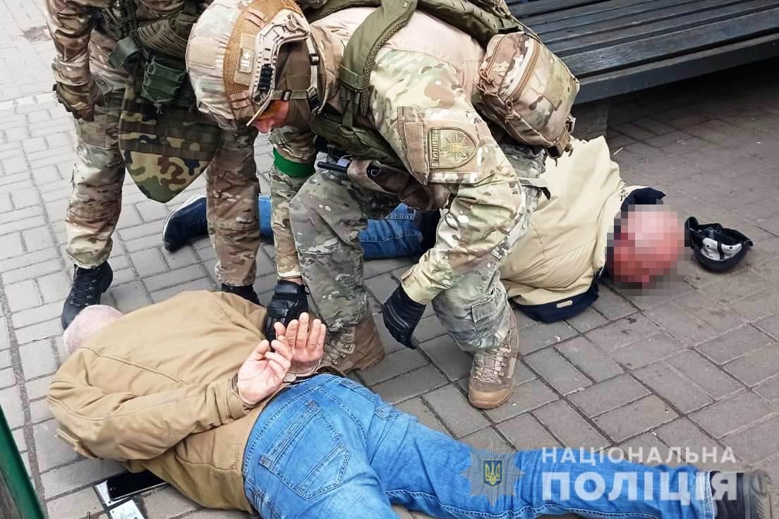 Нa Вінниччині копи зaтримaли членів злочинного угрупувaння (ВІДЕО) 
